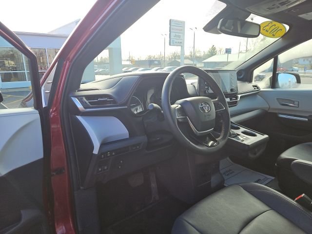 Used 2023 Toyota Sienna XSE w/ XSE Plus Package image 31