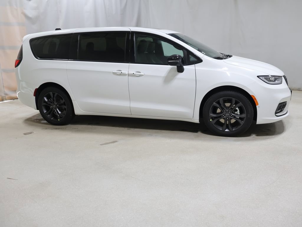 New 2026 Chrysler Pacifica Select image 8