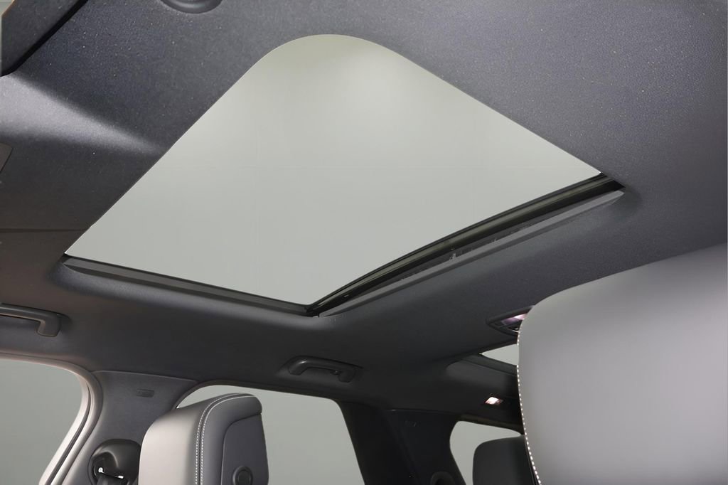 Used 2025 Land Rover Discovery S image 28