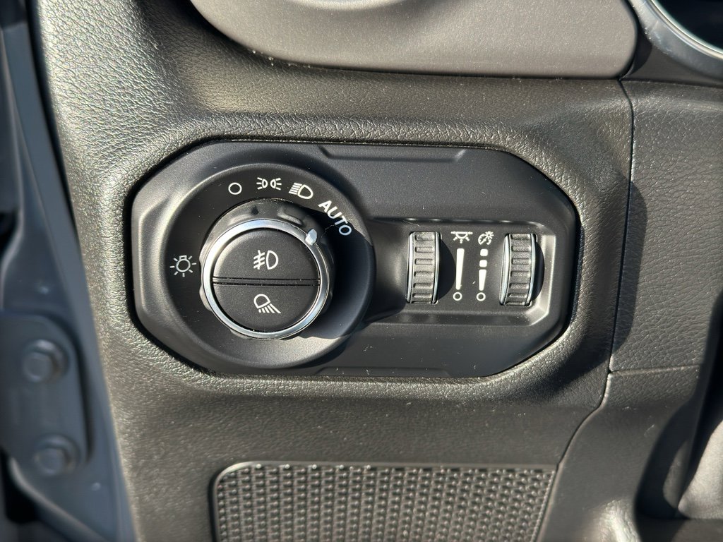 Used 2021 Jeep Gladiator Sport image 25