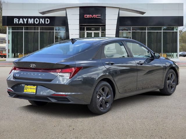 Used 2023 Hyundai Elantra SEL w/ Preferred Accessory Package FWD image 4