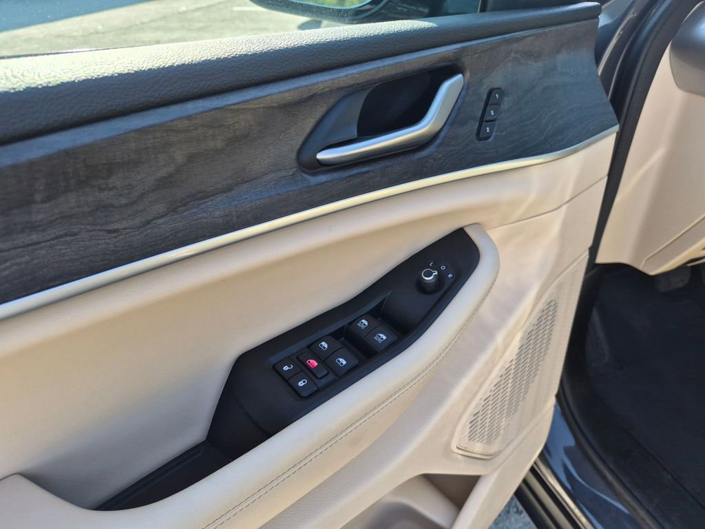 Used 2025 Jeep Grand Cherokee L Limited w/ Luxury Tech Group II image 12