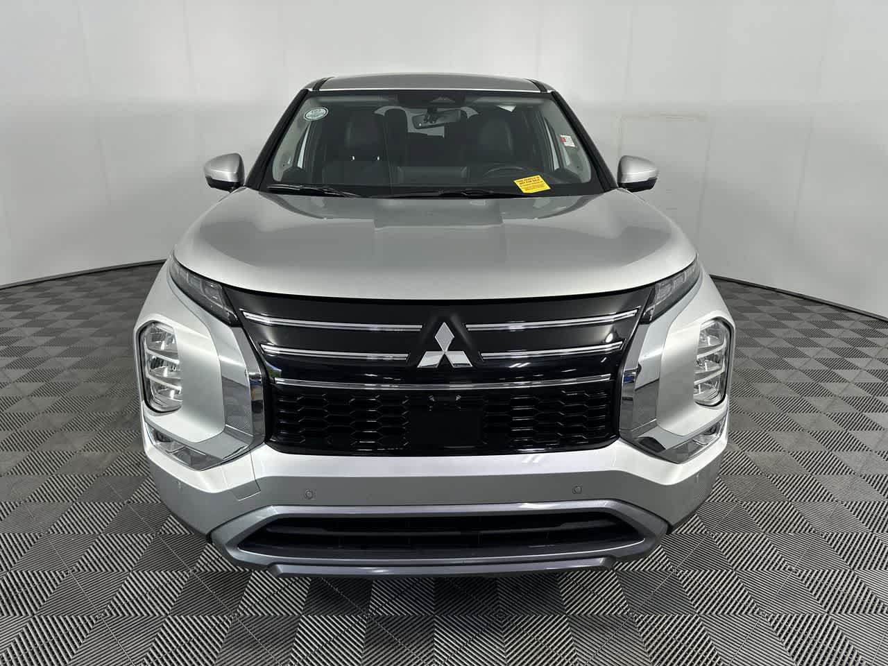 Used 2025 Mitsubishi Outlander SE FWD image 3