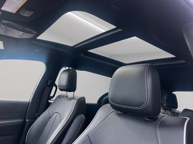 New 2027 Chrysler Pacifica Limited AWD/4WD image 3