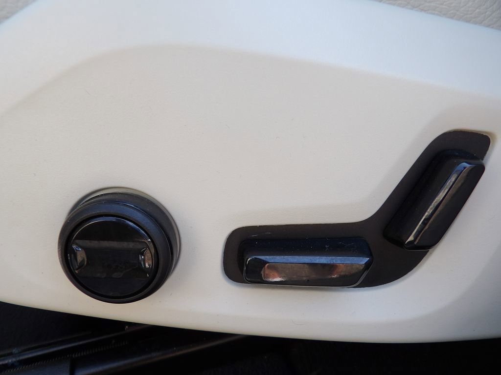 Certified 2025 Volvo XC60 B5 Plus w/ Protection Package Premier image 15