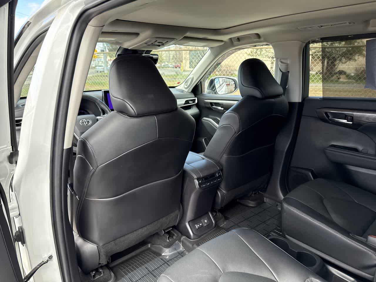 Used 2023 Toyota Highlander Platinum image 14