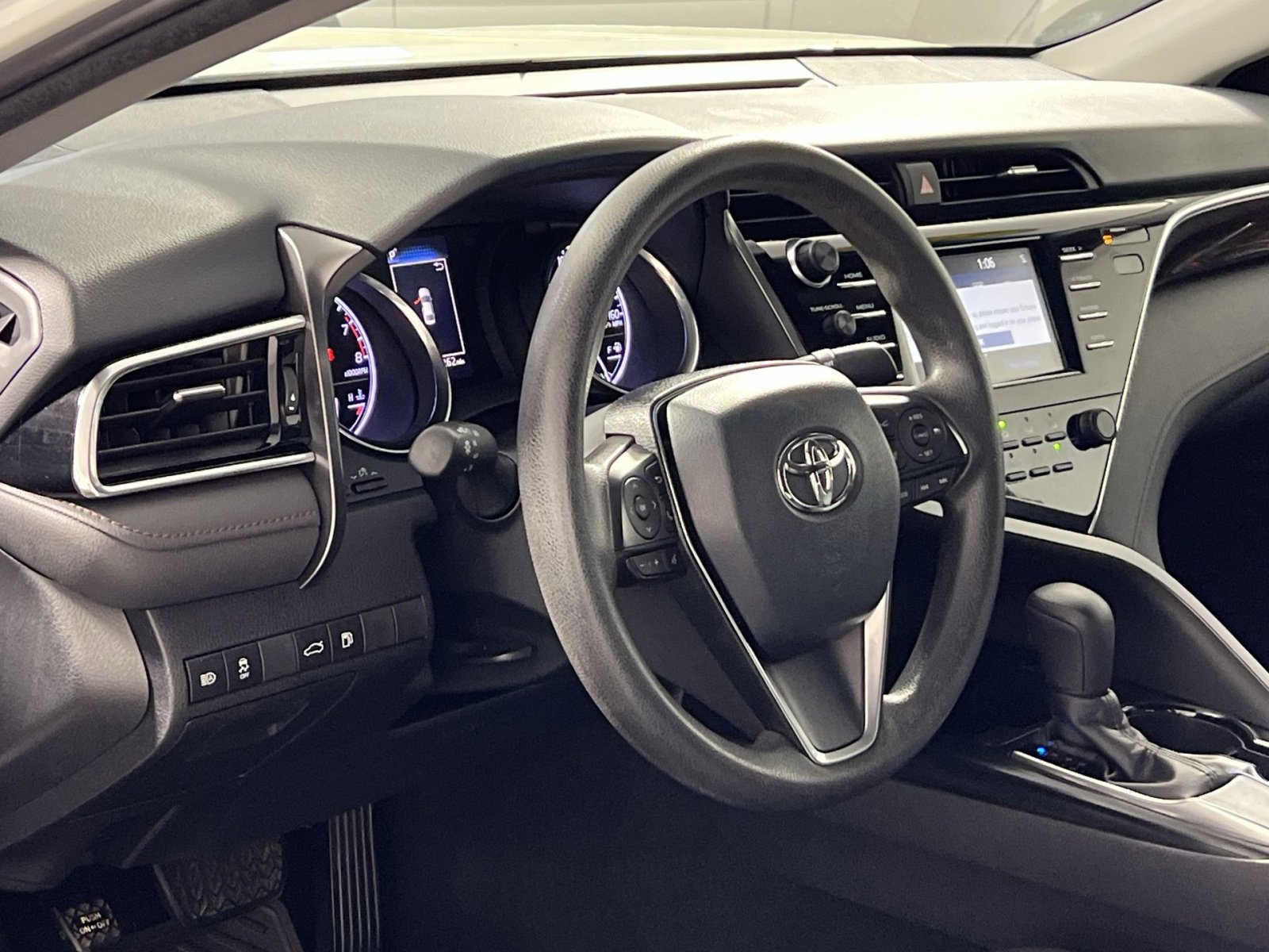 Used 2018 Toyota Camry LE image 11