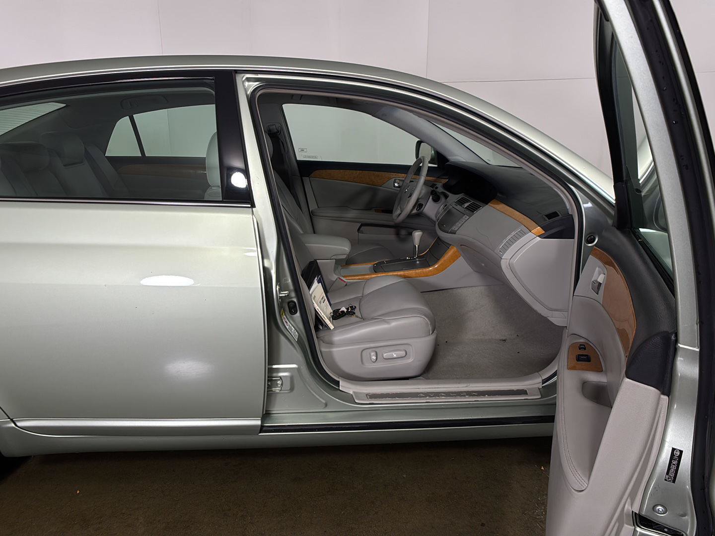 Used 2006 Toyota Avalon XLS FWD image 10