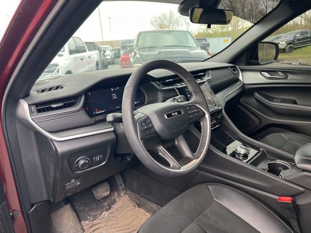 Used 2025 Jeep Grand Cherokee Altitude image 2