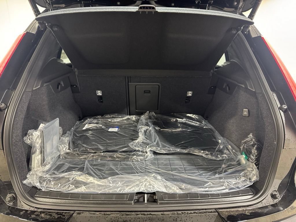 New 2026 Volvo XC40 B5 Plus w/ Protection Package Premier AWD/4WD image 29