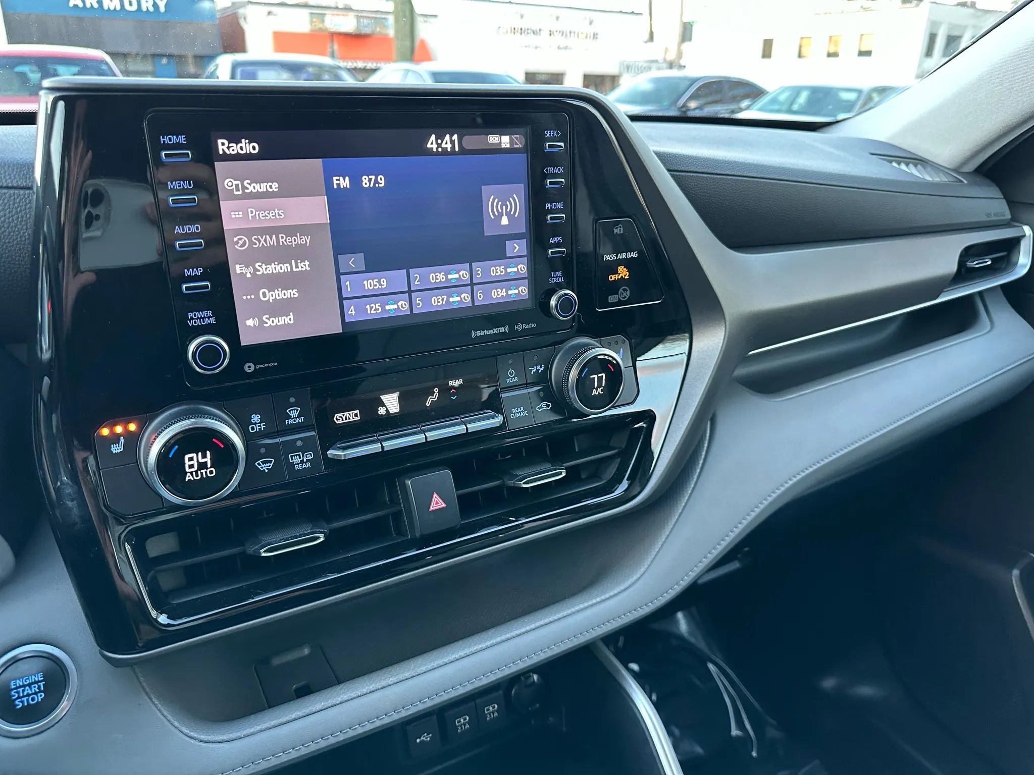 Used 2020 Toyota Highlander XLE image 27