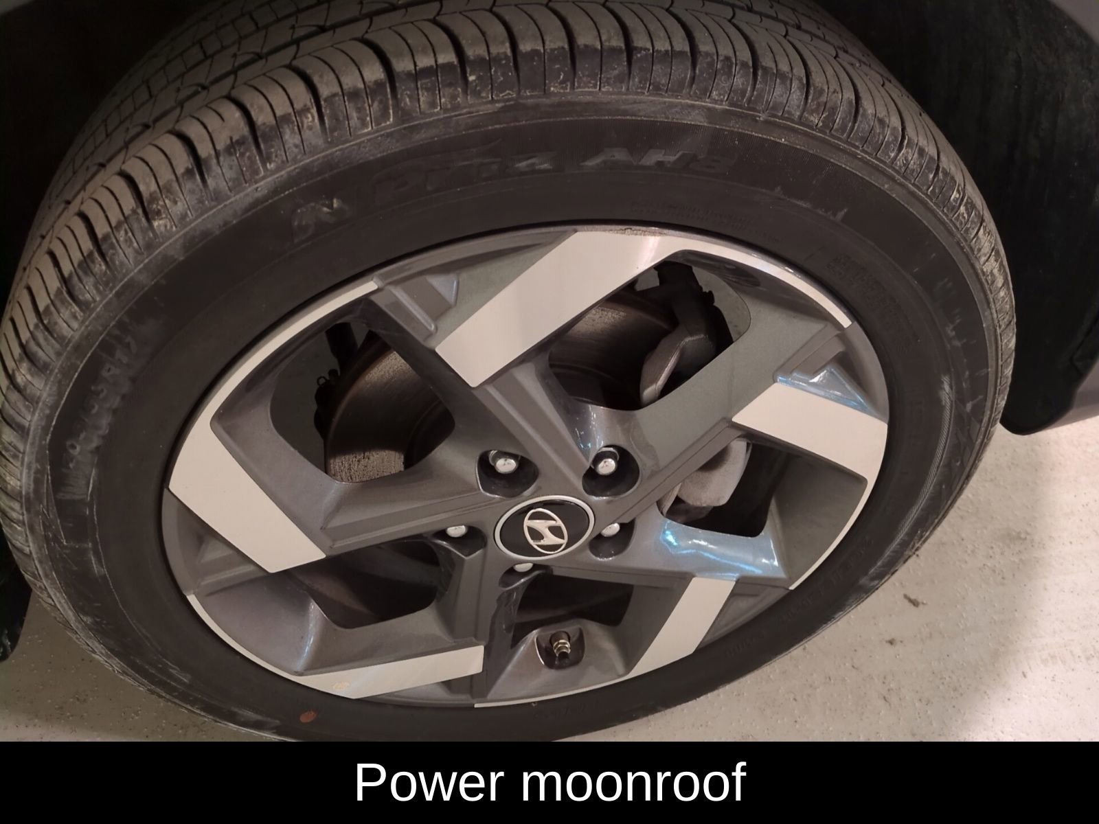 Used 2025 Hyundai Venue SEL image 2