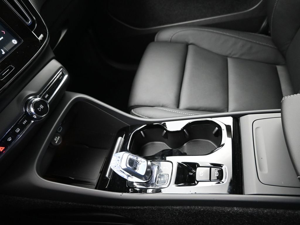 New 2025 Volvo XC40 B5 Ultra w/ Climate Package image 15