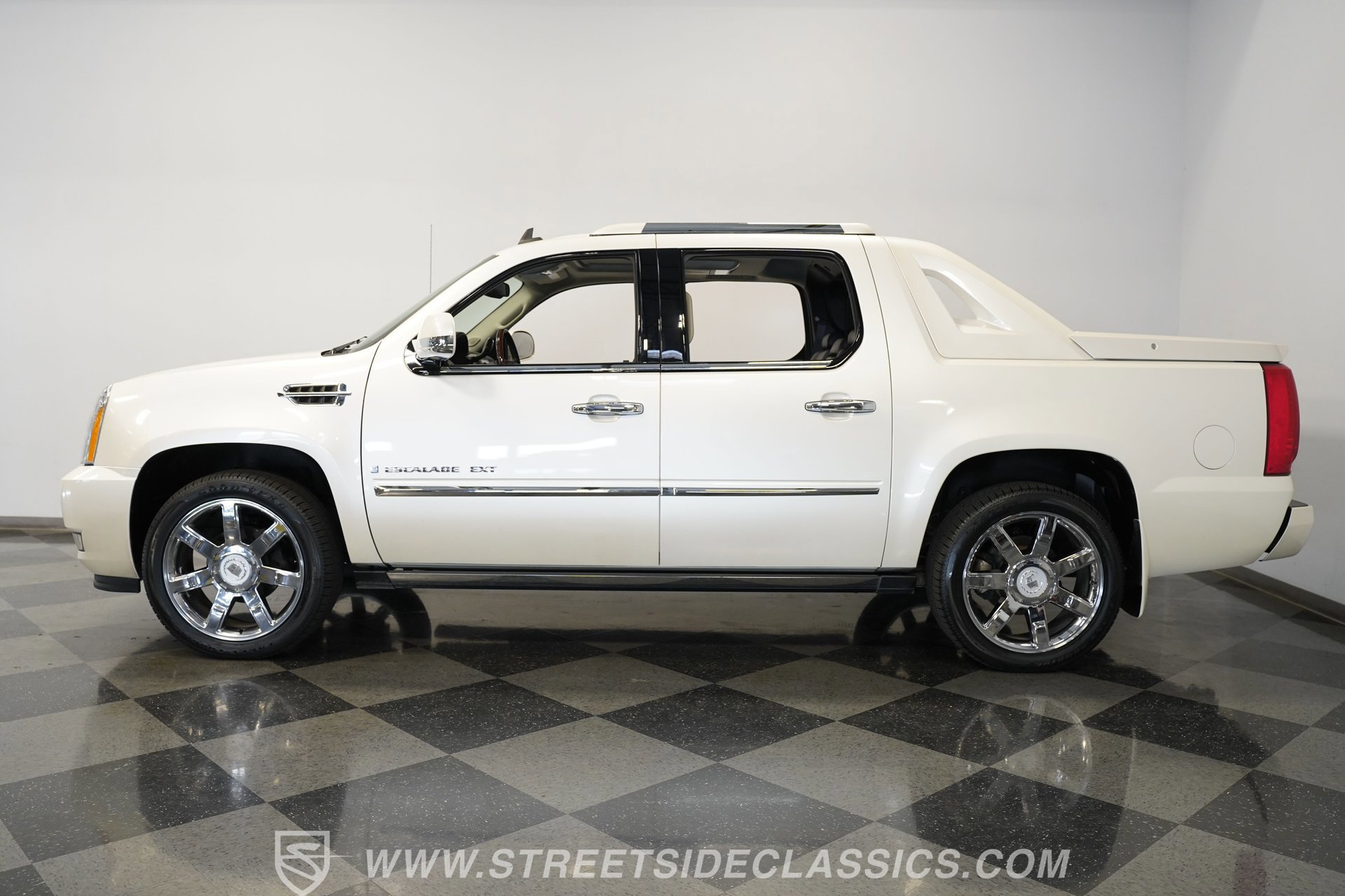 Used 2009 Cadillac Escalade EXT image 2