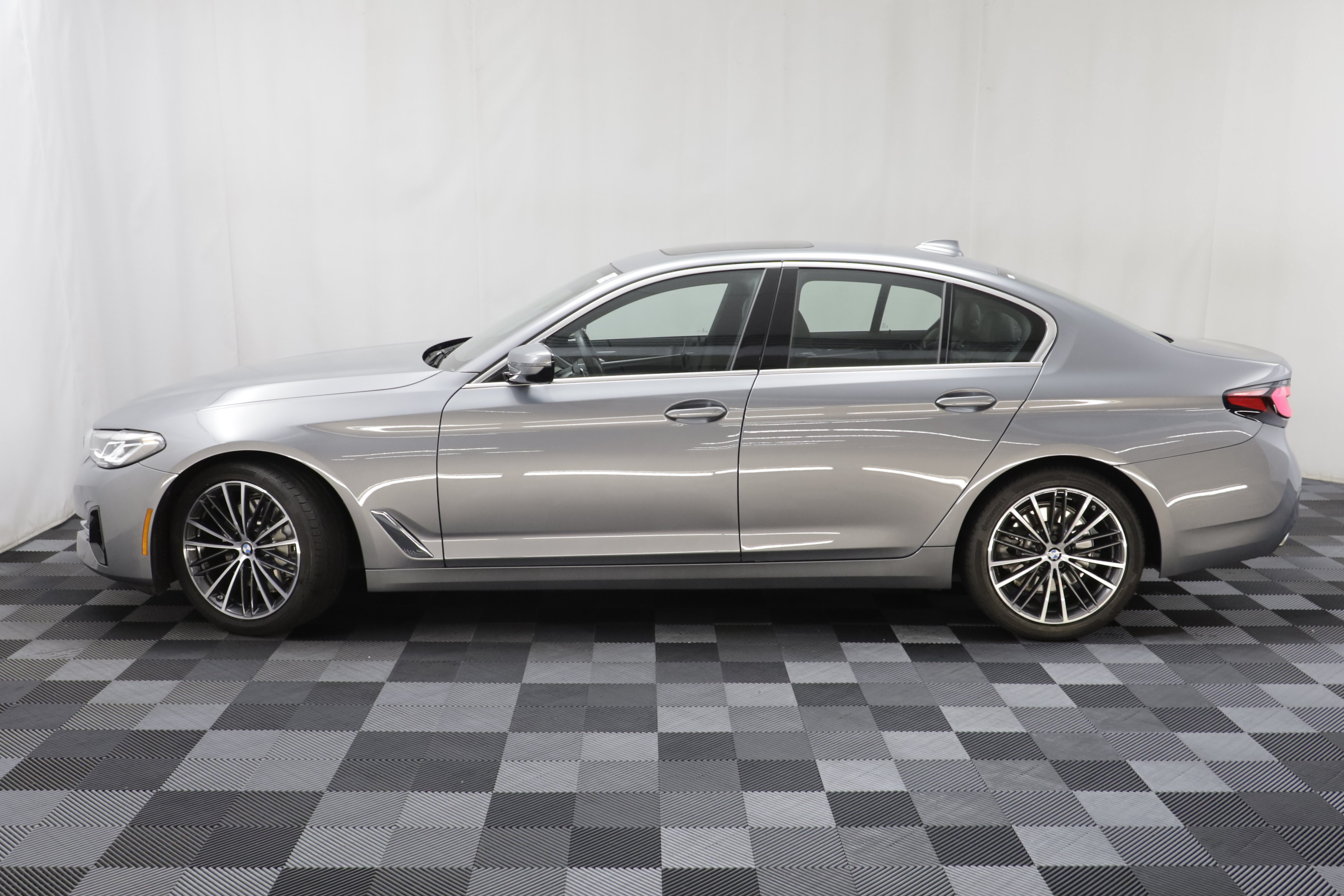 Used 2023 BMW 530i xDrive w/ Convenience Package AWD/4WD image 4
