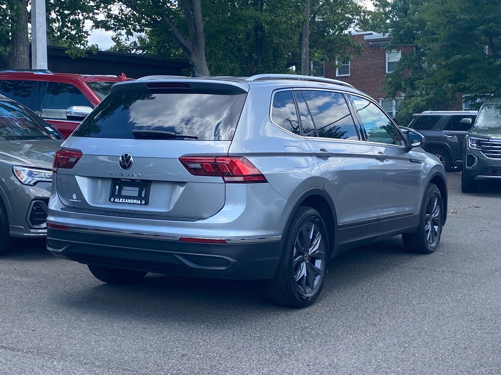 Certified 2023 Volkswagen Tiguan SE w/ Panoramic Sunroof Package FWD image 3