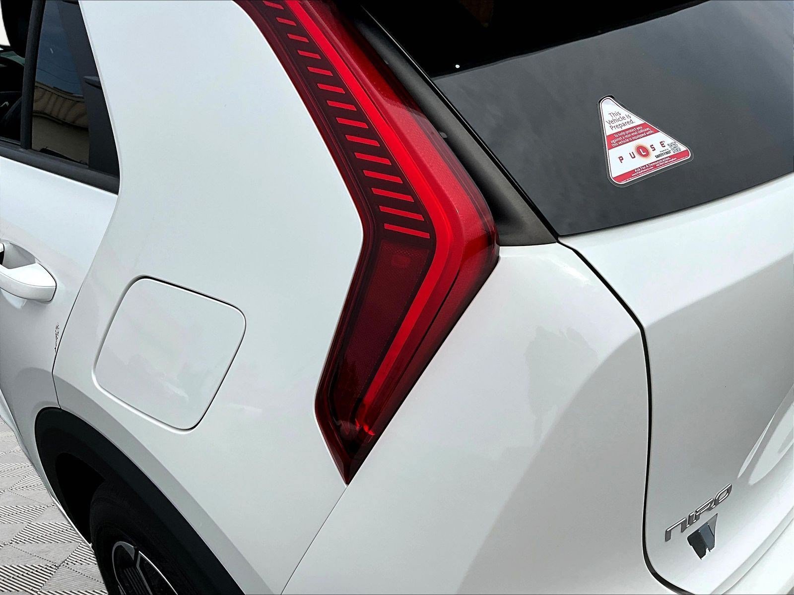 Used 2024 Kia Niro EX FWD image 23