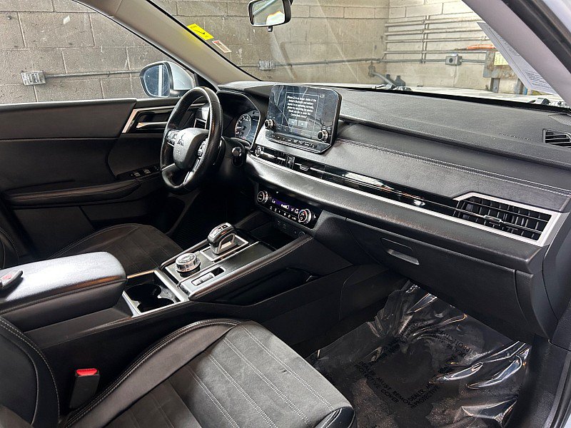 Used 2024 Mitsubishi Outlander AWD image 25