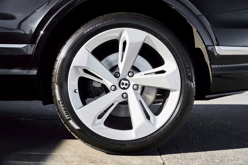 Used 2023 Bentley Bentayga Extended Wheelbase image 18