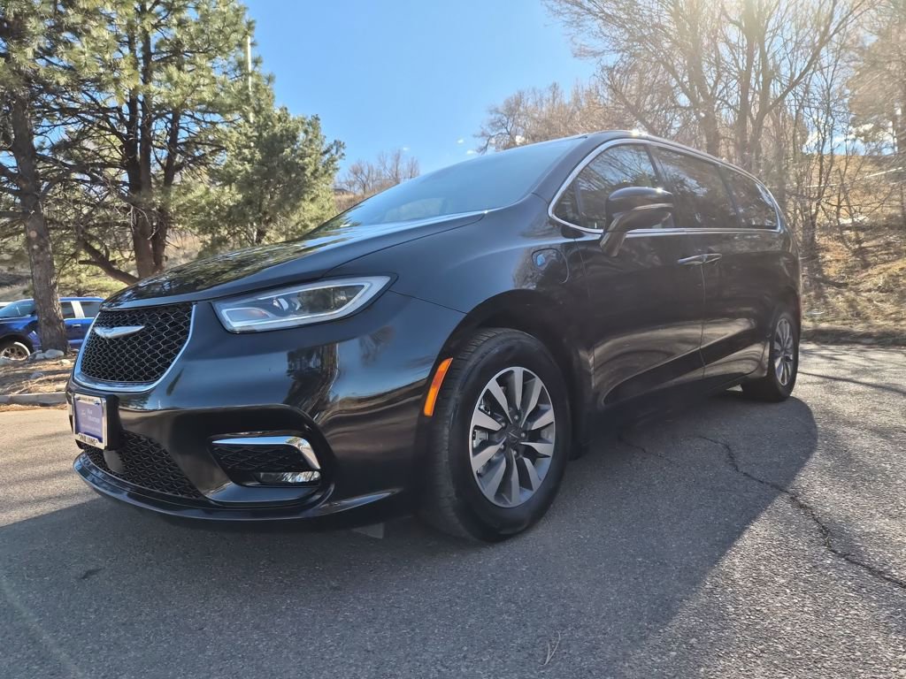 Used 2024 Chrysler Pacifica Select image 3