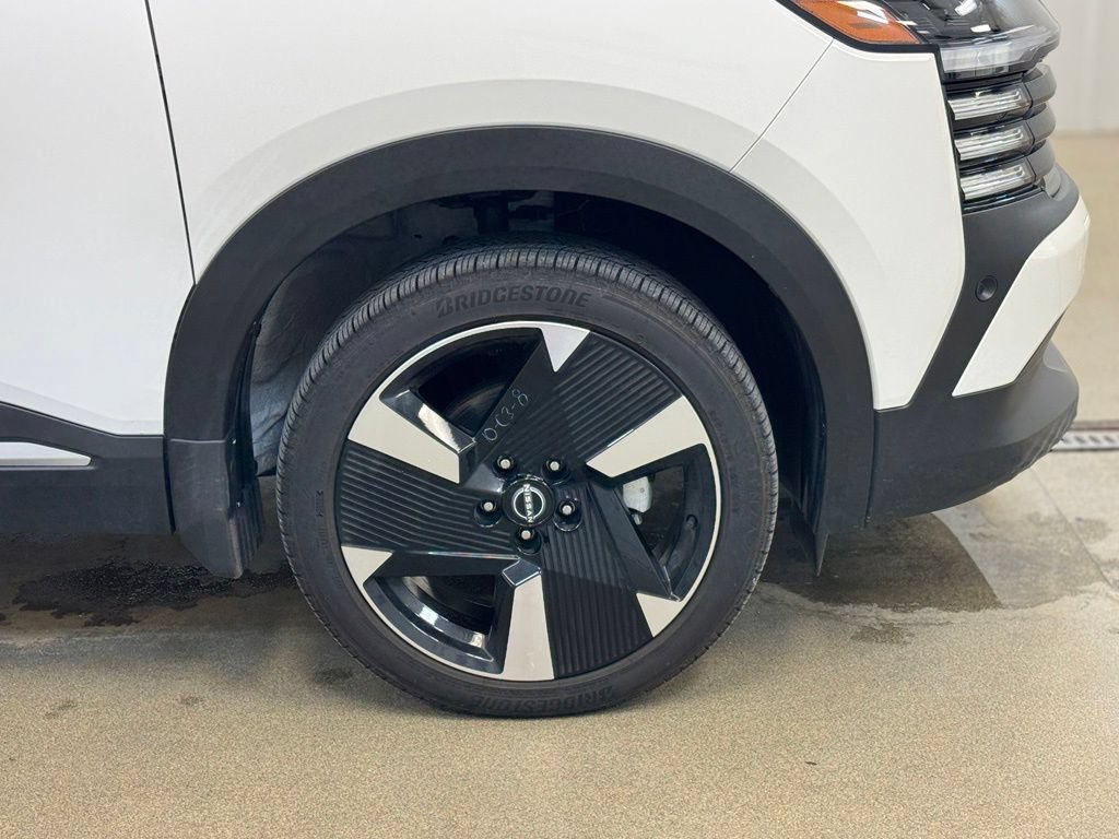 Used 2025 Nissan Kicks SR w/ Illumination Package AWD/4WD image 4