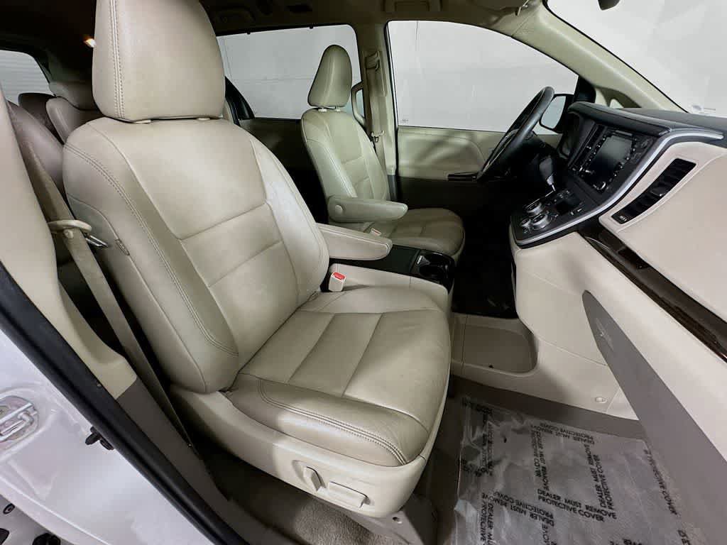 Used 2020 Toyota Sienna XLE w/ XLE Navigation Package FWD image 15