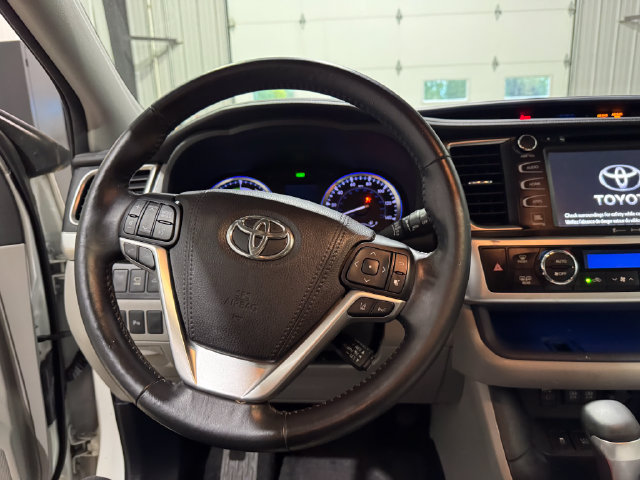 Used 2018 Toyota Highlander Limited Platinum AWD/4WD image 12