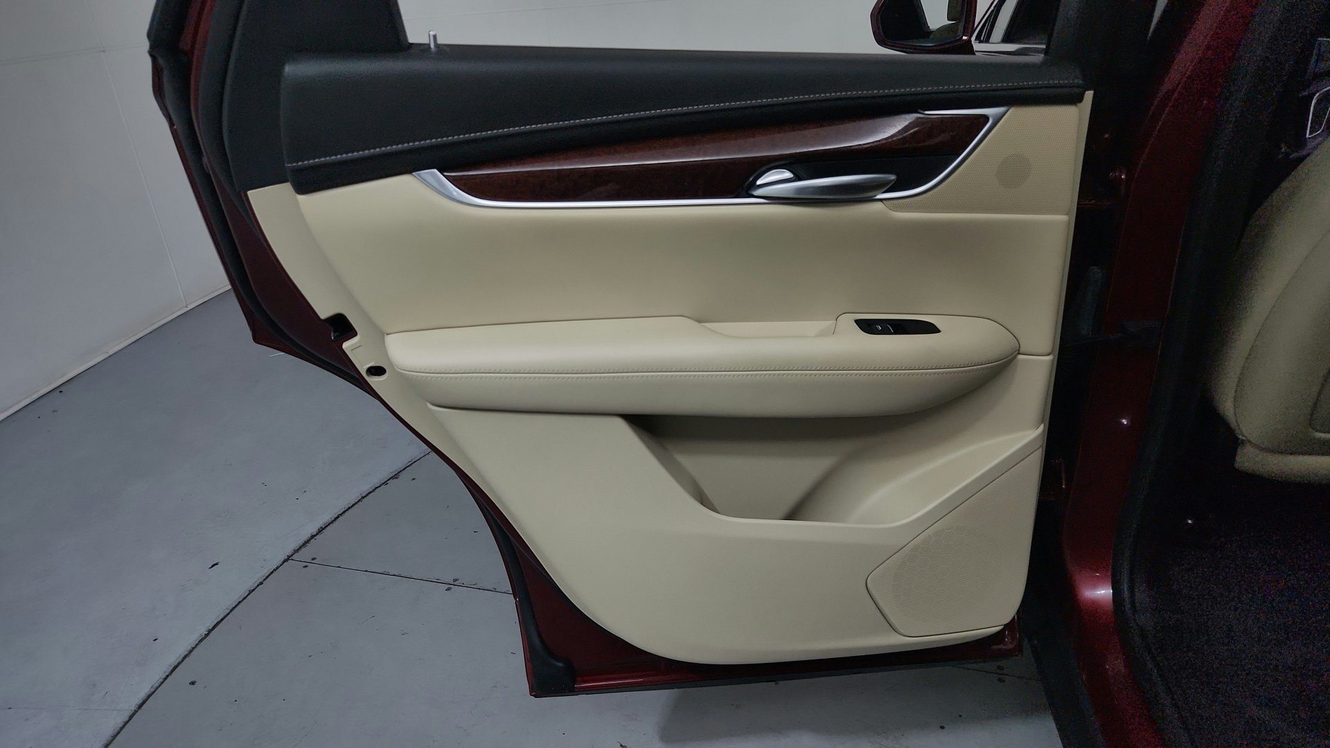 Used 2018 Cadillac XT5 Luxury w/ Driver Awareness Package FWD image 23