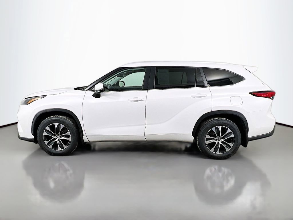 Used 2023 Toyota Highlander XLE AWD/4WD image 8