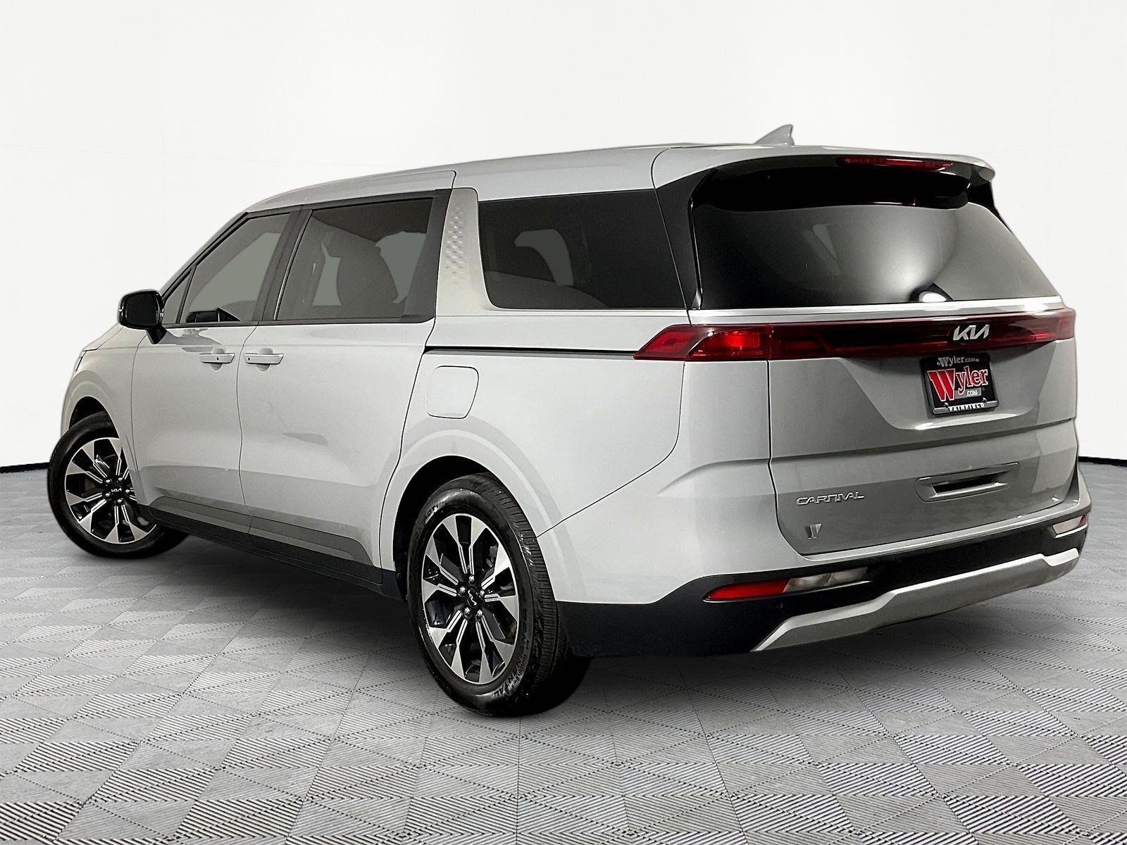 Used 2023 Kia Carnival EX FWD image 4