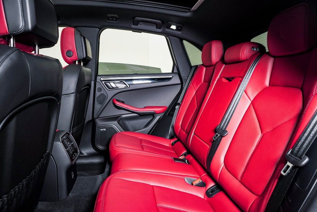 Certified 2025 Porsche Macan image 17