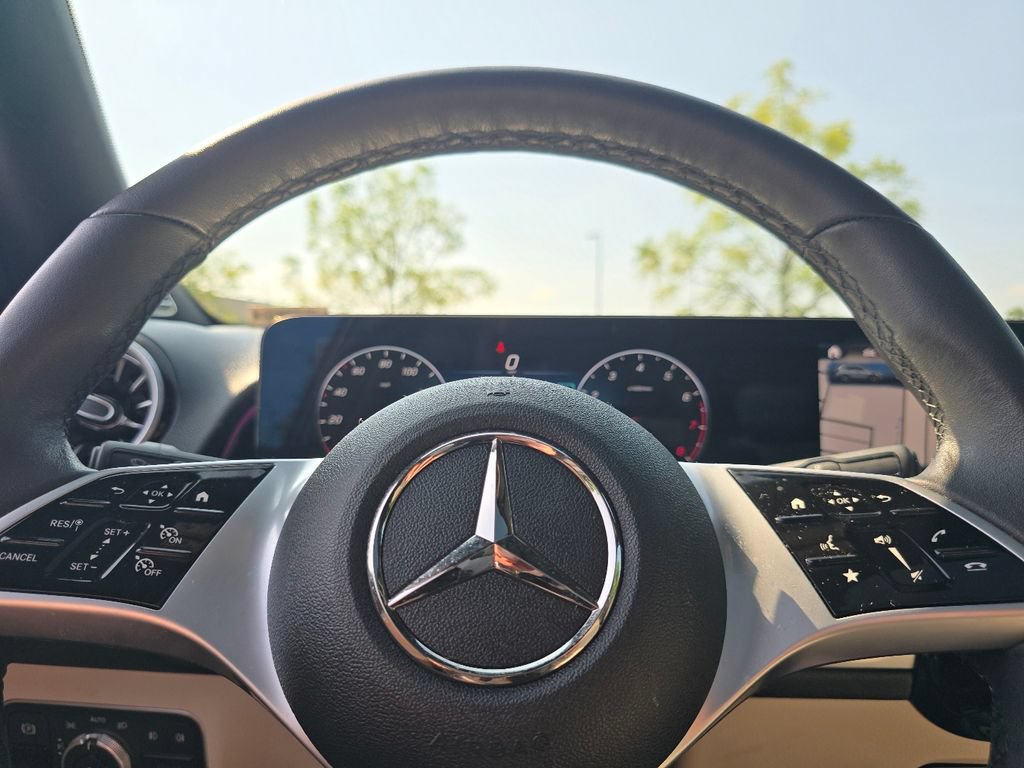 Used 2025 Mercedes-Benz GLB 250 4MATIC image 26