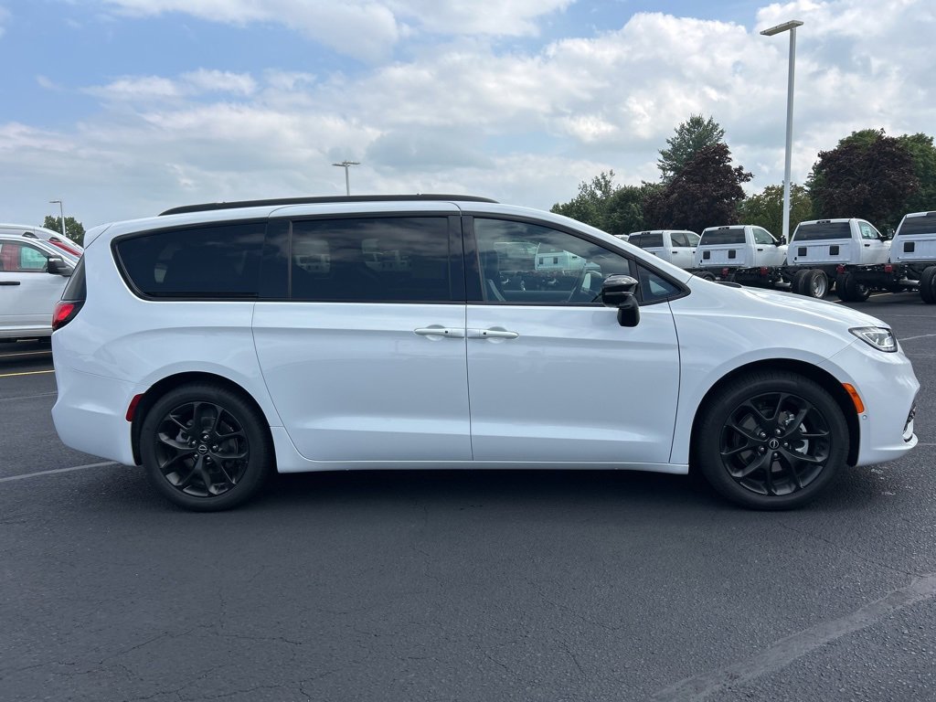 New 2026 Chrysler Pacifica Limited w/ S Appearance Package image 8
