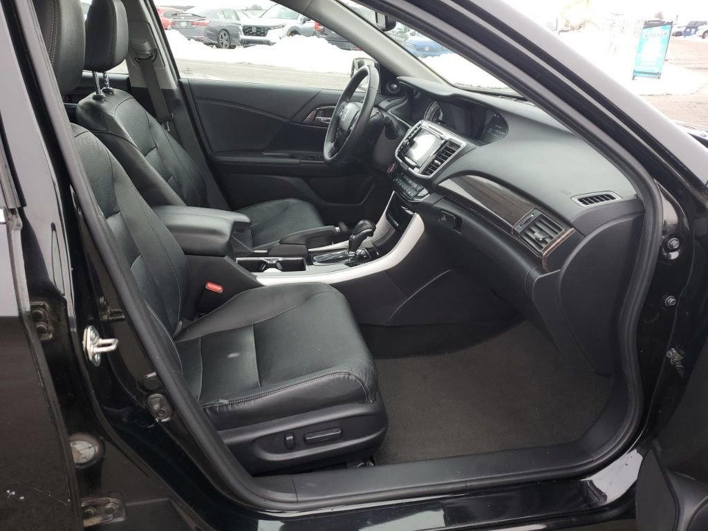 Used 2016 Honda Accord Touring image 30