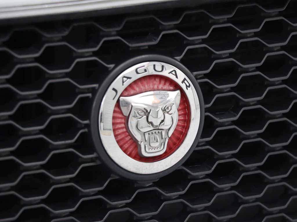 Used 2017 Jaguar XE Premium image 9