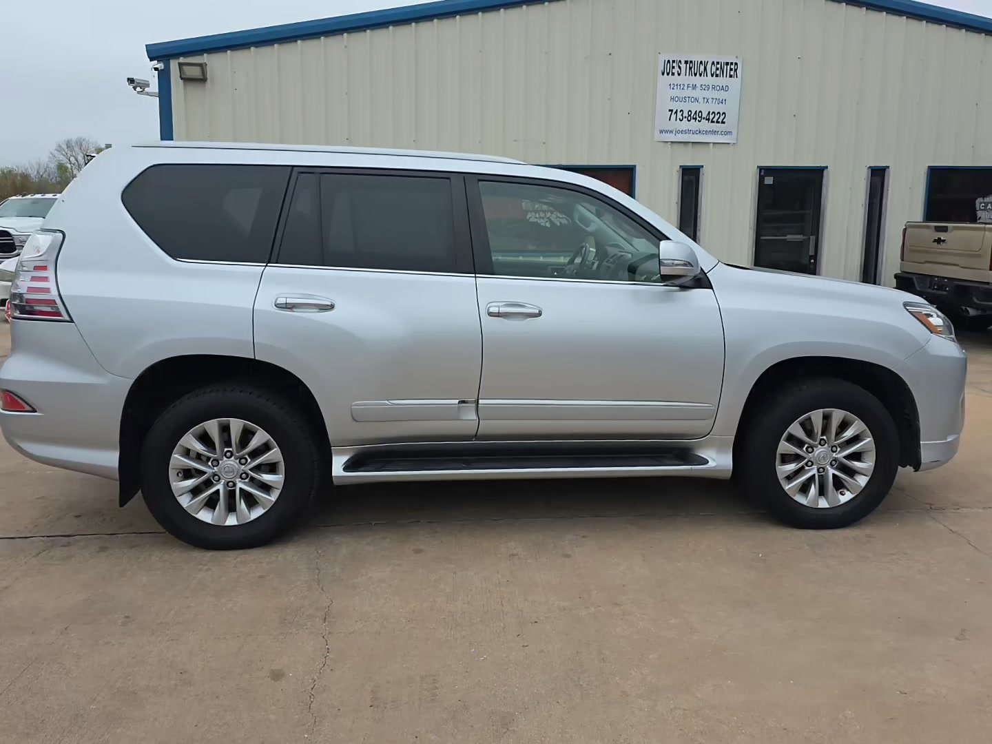 Used 2017 Lexus GX 460 Premium w/ Premium Package image 2
