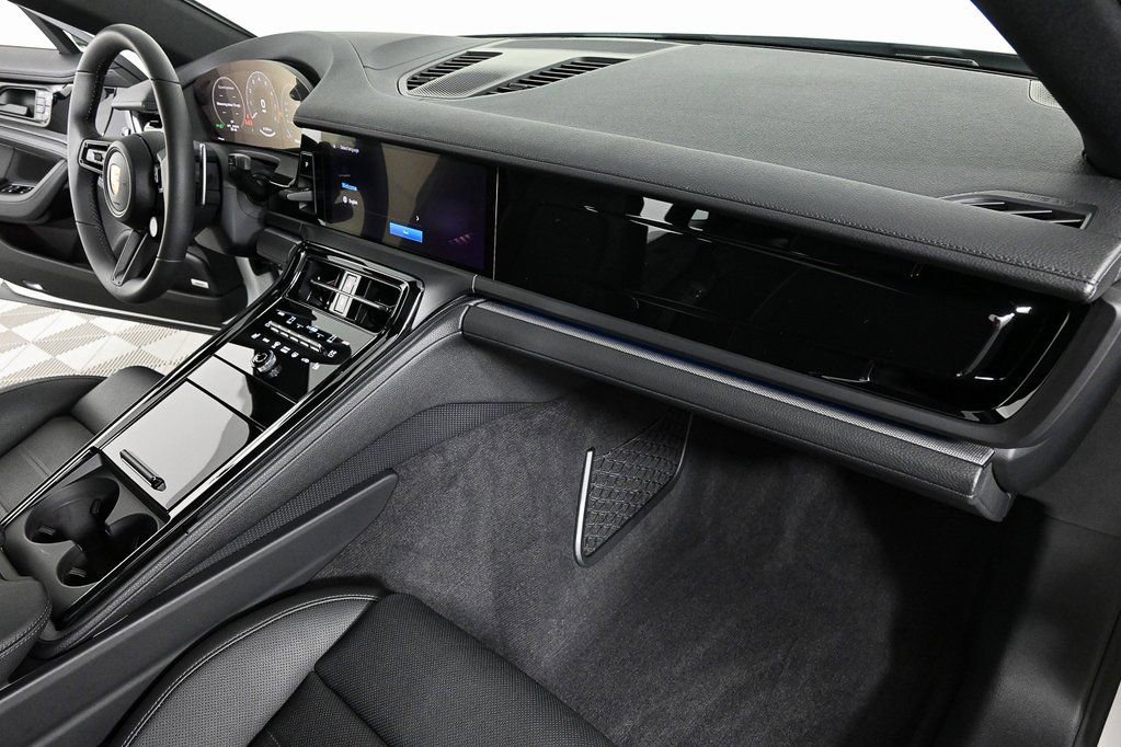 Used 2025 Porsche Panamera RWD image 25
