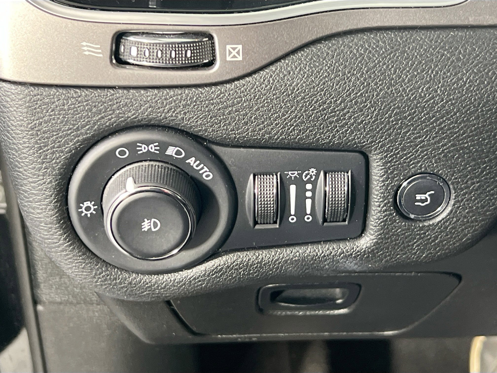 Used 2022 Jeep Cherokee Limited image 10