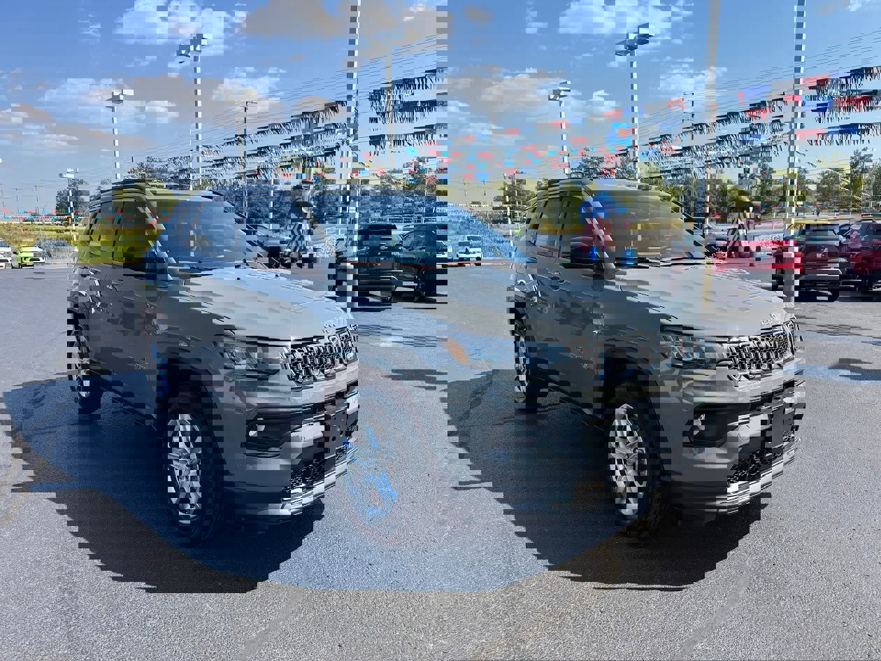 Used 2023 Jeep Compass Latitude image 3