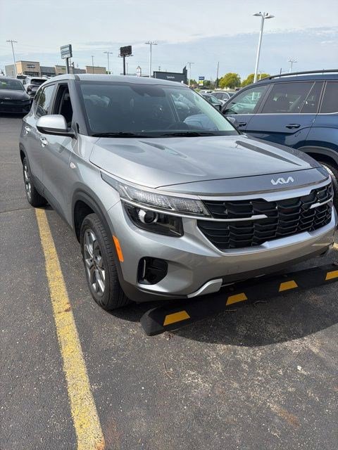 Used 2025 Kia Seltos LX AWD/4WD image 2