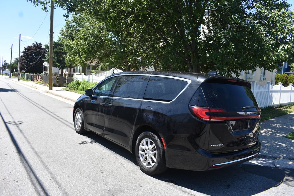 Used 2024 Chrysler Pacifica Touring-L FWD image 7