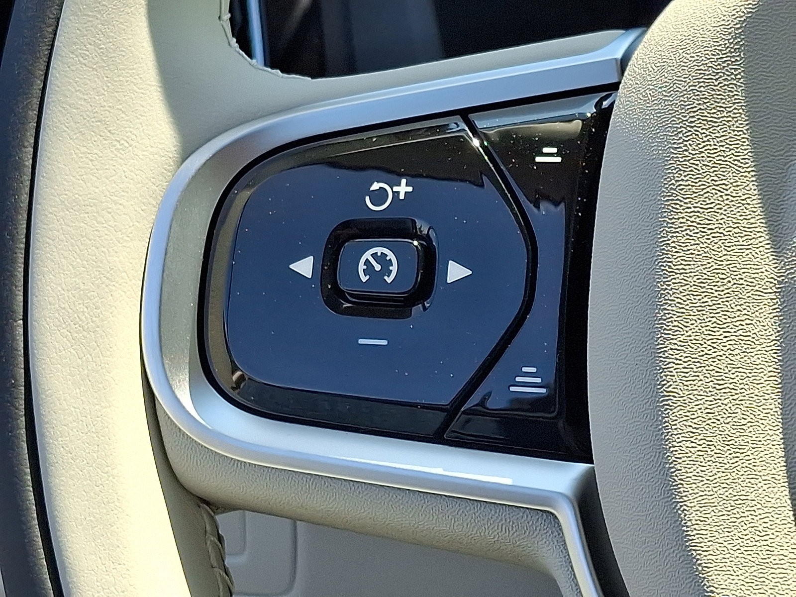 Used 2025 Volvo XC60 T8 Plus w/ Protection Package Premier image 14