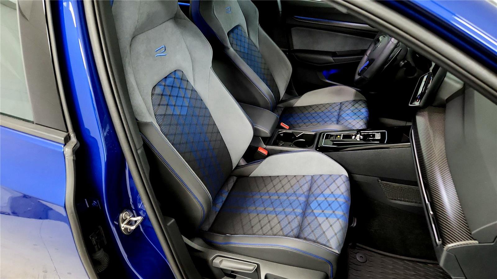 Used 2025 Volkswagen Golf R Black Edition image 27