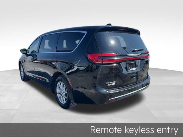 Used 2025 Chrysler Pacifica Select image 5