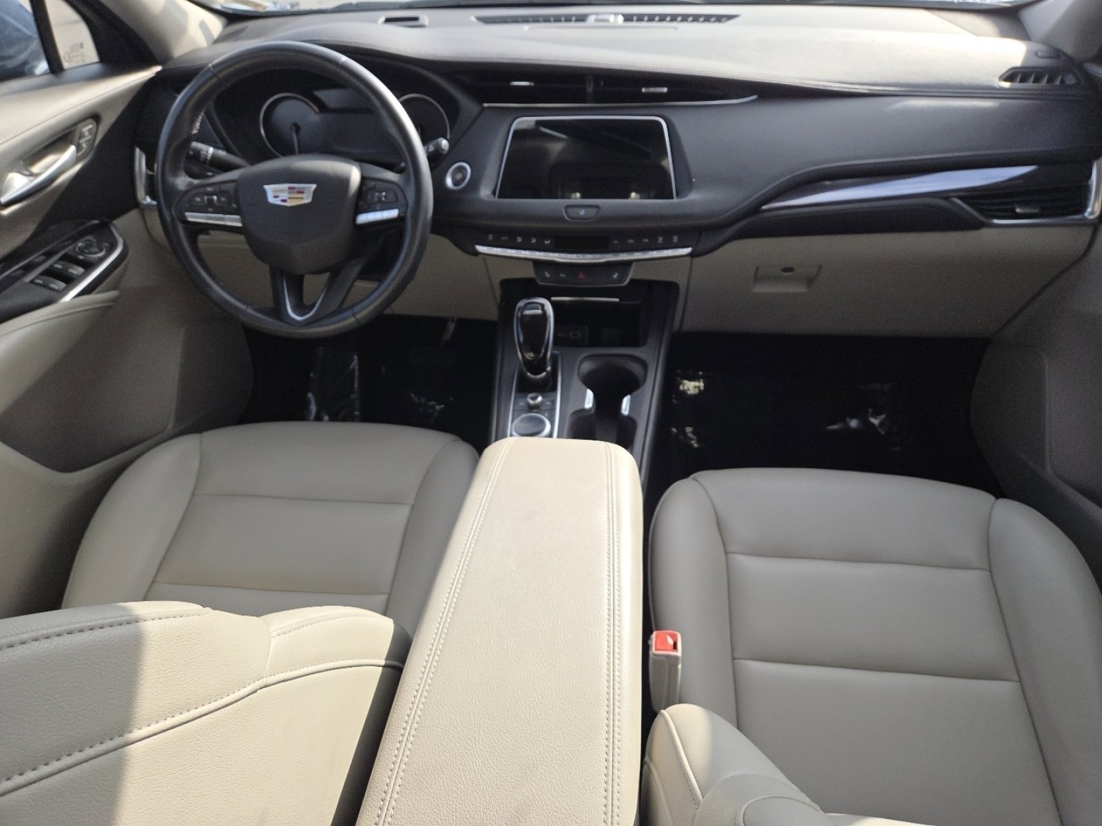 Used 2022 Cadillac XT4 Luxury w/ Cold Weather Package image 22