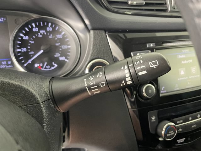 Used 2018 Nissan Rogue SV AWD/4WD image 12
