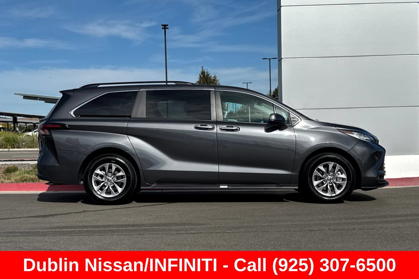 Used 2025 Toyota Sienna XLE FWD image 3