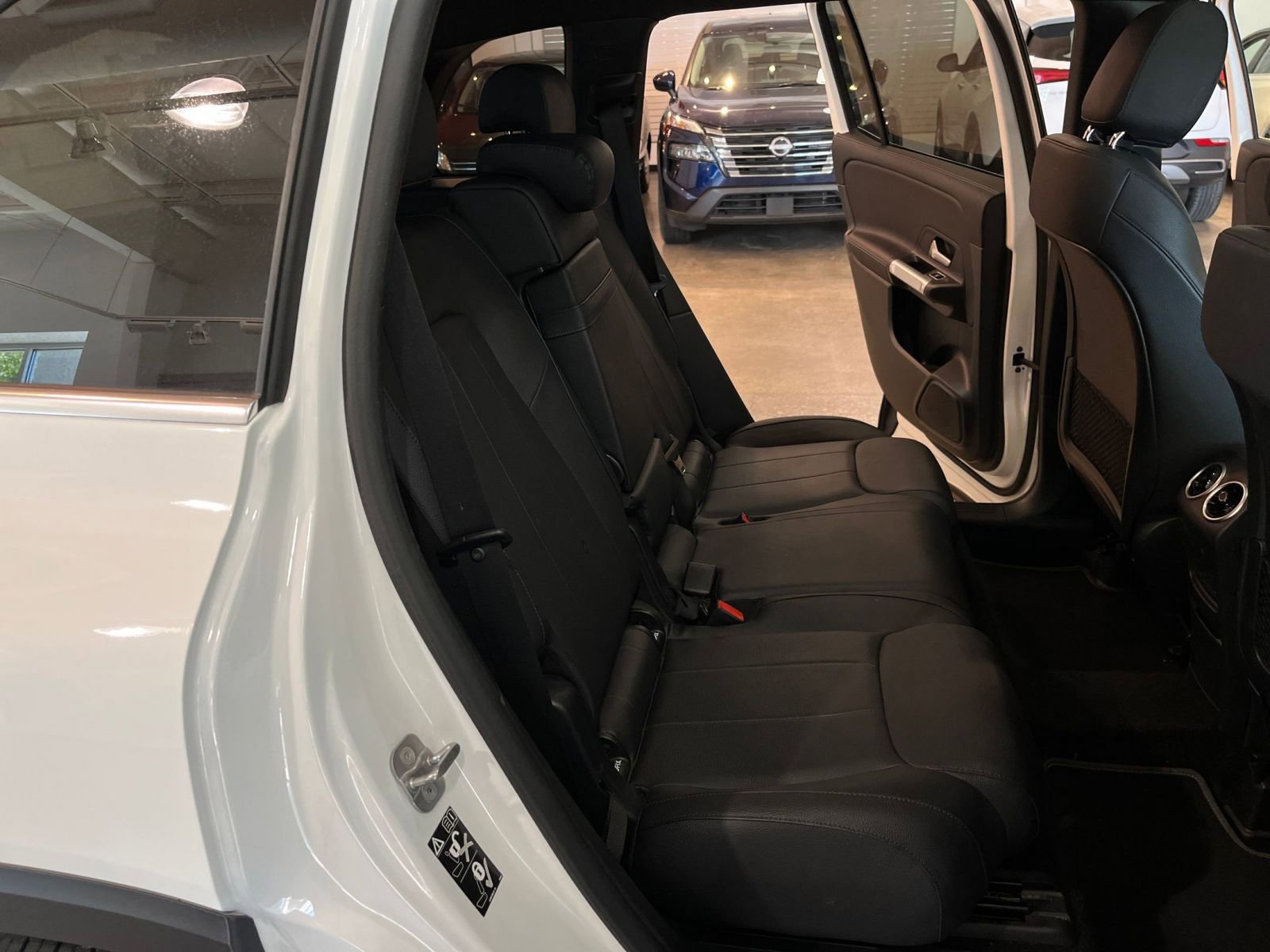 Used 2025 Mercedes-Benz GLB 250 4MATIC image 39