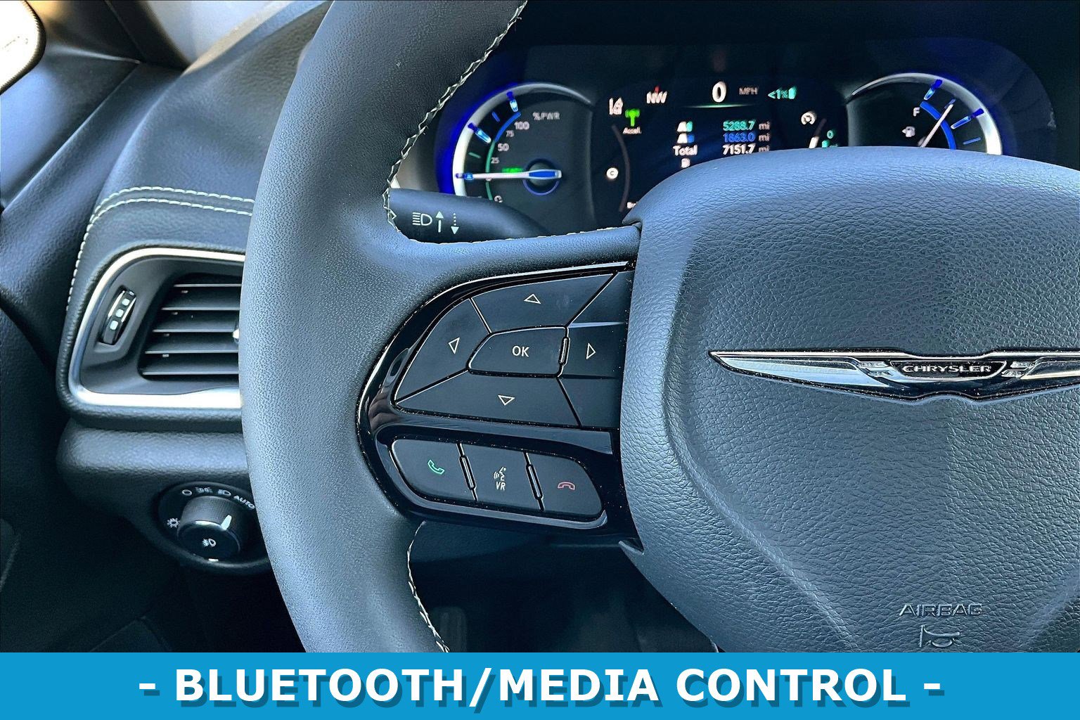 Used 2022 Chrysler Pacifica Limited w/ Uconnect Theater Family Group image 12