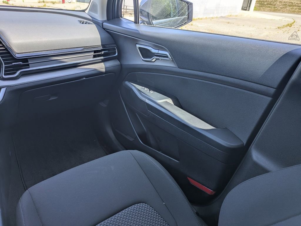 Used 2025 Kia Sportage LX FWD image 17